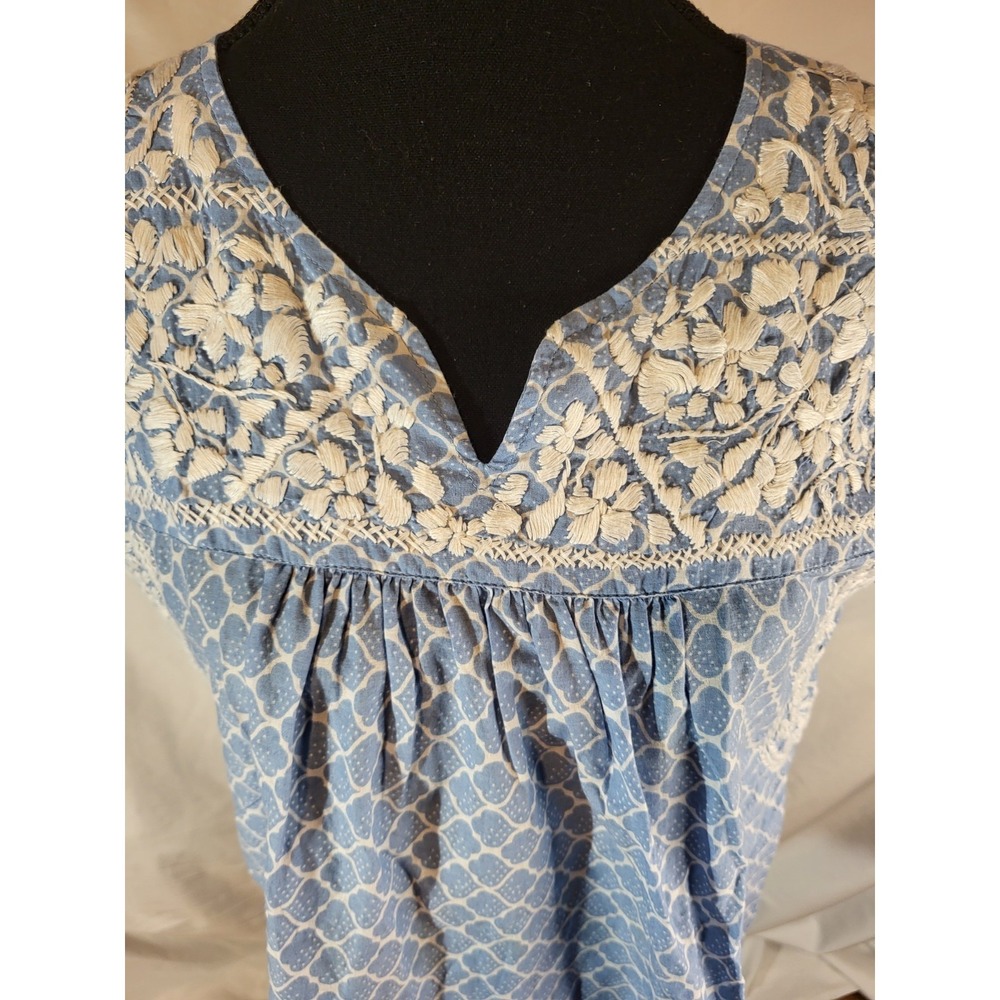 Liza Byrd Size M Blue & White Embroidered Boho Peasant Top - Picture 2 of 7